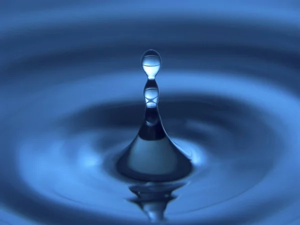 Gota Agua Sobre Fondo Azul — Foto de Stock