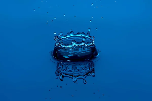 Respingo Água Fundo Azul — Fotografia de Stock