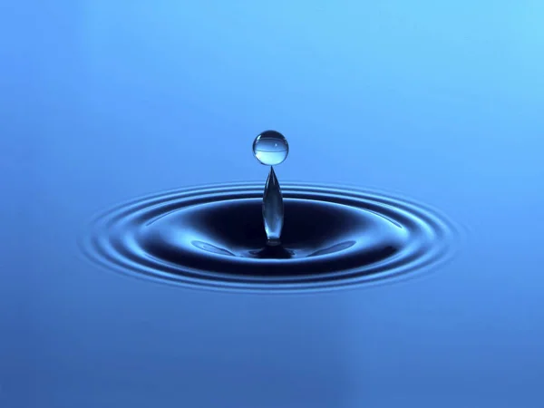 Gota Agua Sobre Fondo Azul — Foto de Stock