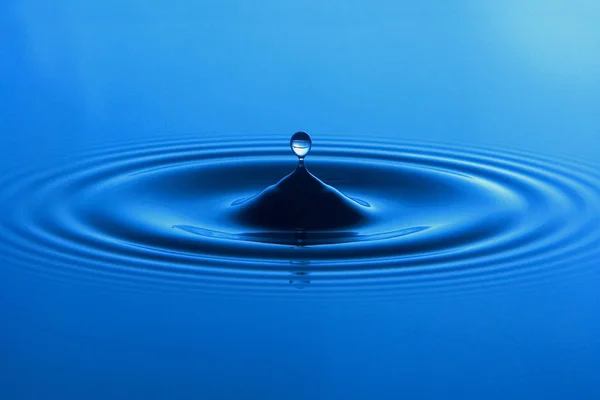 Gota Agua Sobre Fondo Azul — Foto de Stock