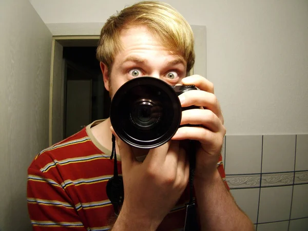 Jovem Com Uma Câmera Nas Mãos Fotógrafo — Fotografia de Stock