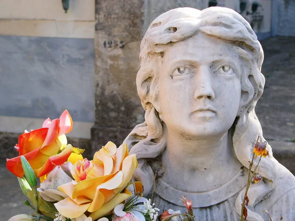 Статуя Красивой Женщины Кладбище — стоковое фото