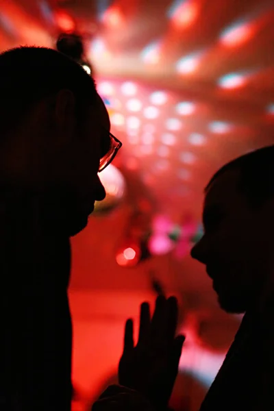 Mujer Joven Cantando Club Nocturno — Foto de Stock