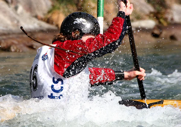 Een Jongeman Vangt Een Kajak Het Water — Stockfoto