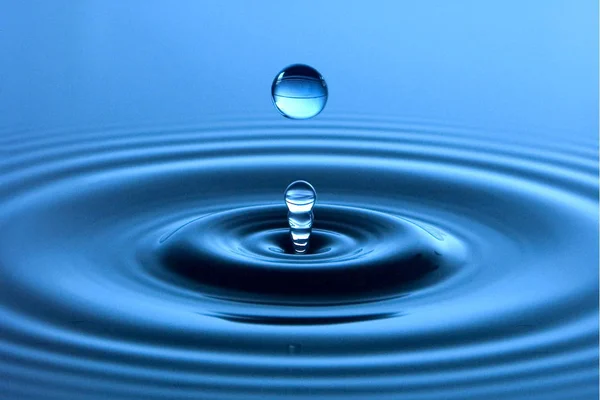 蓝色底色的水滴 — 图库照片