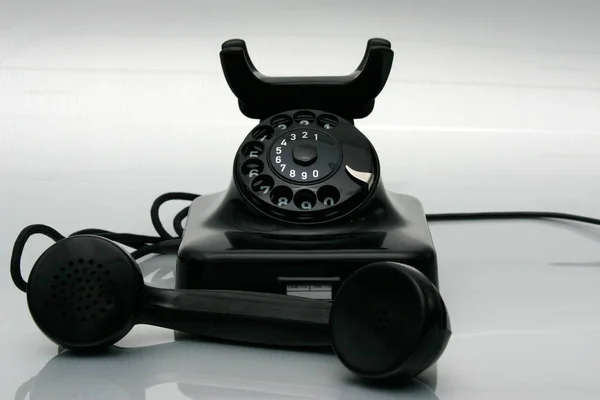 Vieux Téléphone Sur Table — Photo