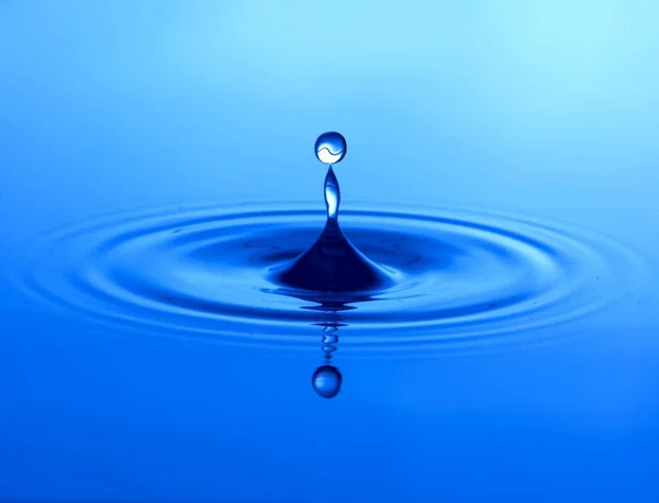 蓝色底色的水滴 — 图库照片