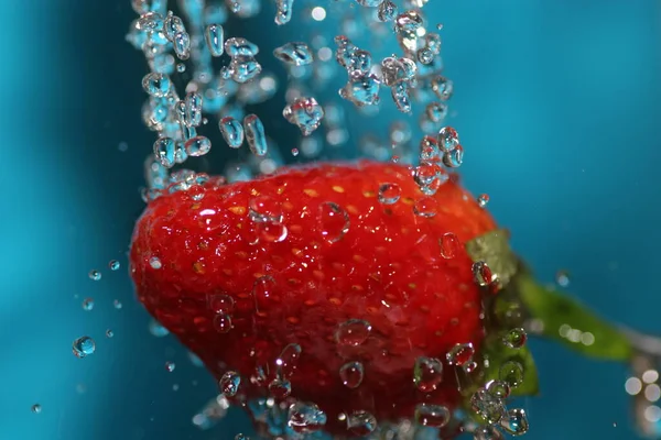 Respingo Água Vermelha Com Bolhas — Fotografia de Stock