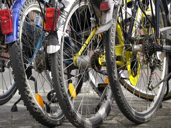 Rad Cyklar Framför Stor Grupp Cyklar — Stockfoto