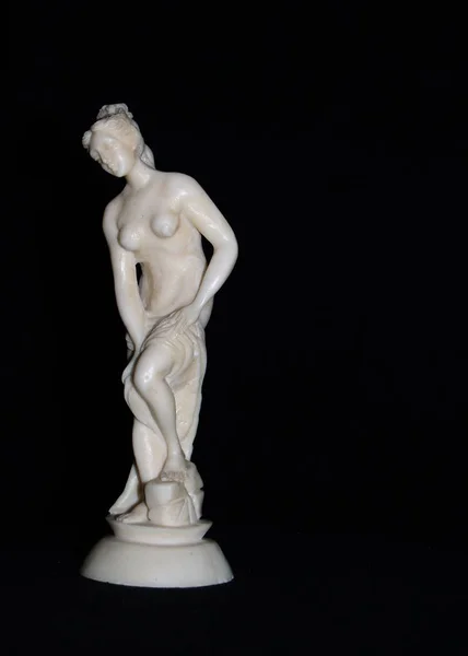 Estatueta Uma Jovem Mulher — Fotografia de Stock