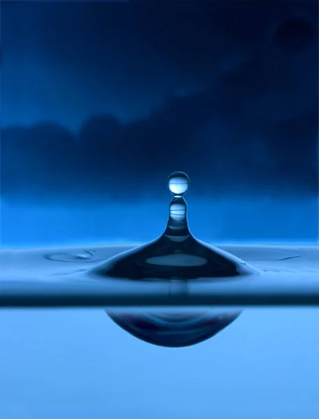 青い背景に水滴が — ストック写真
