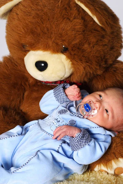 Fotografie Novorozence Který Dívá Medvídka Otevřenýma Očima — Stock fotografie