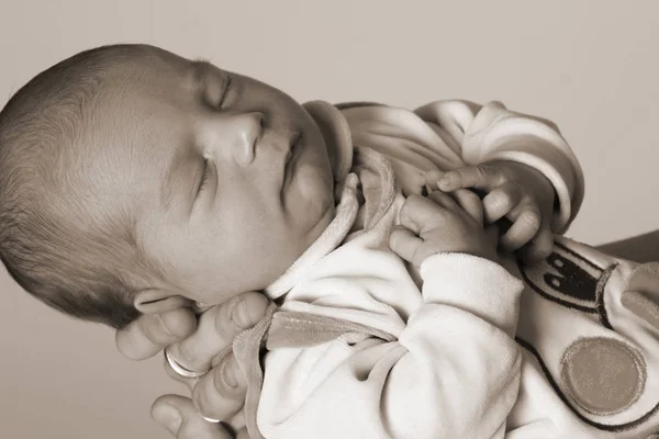 Foto Mostra Bebê Adormecido Mão Mãe — Fotografia de Stock