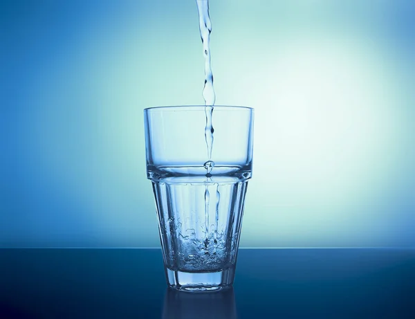 Wasser Ins Glas Gießen — Stockfoto