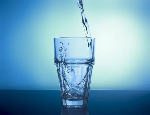 Glas Wasser Spritzt Eine Durchsichtige Tasse — Stockfoto