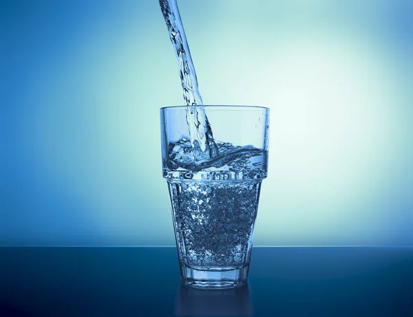 Wasser Spritzt Ins Glas — Stockfoto