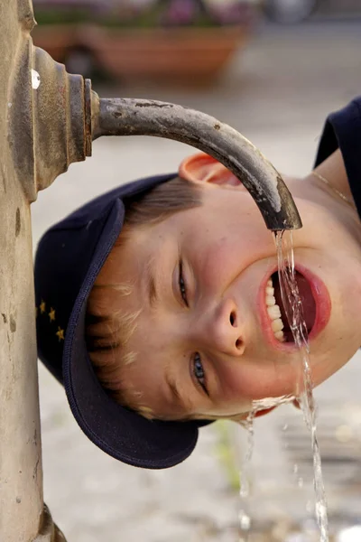 Молодая Питьевая Вода Колодца — стоковое фото