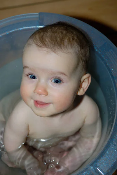 Roční Dítě Koupe — Stock fotografie