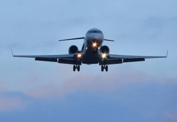 日没時に空を飛ぶ旅客機 — ストック写真