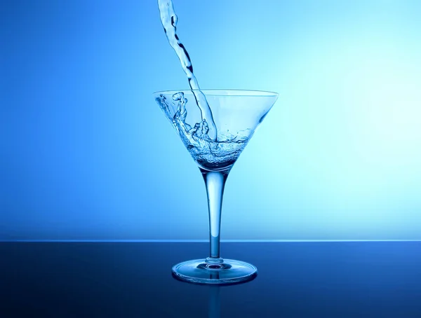 Vidro Martini Com Cubos Gelo Fundo Azul — Fotografia de Stock