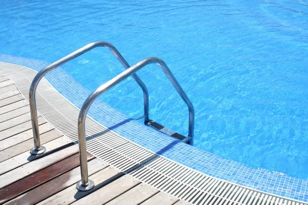 Piscina Com Água Azul — Fotografia de Stock