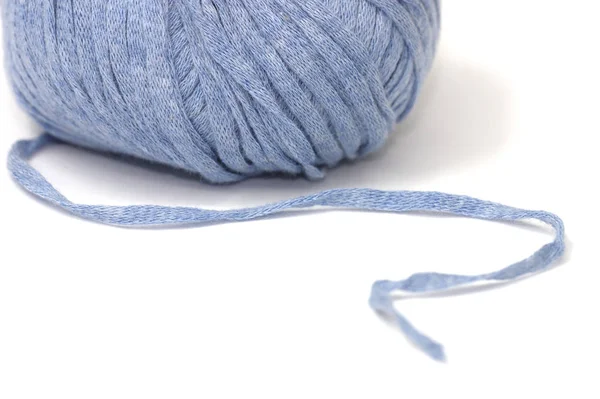 白い背景に青い糸と編み針 — ストック写真