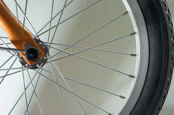Крупный План Велосипедного Колеса Фоне Голубого Неба — стоковое фото