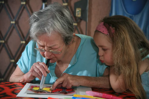 祖母と孫娘が部屋で絵を描き — ストック写真
