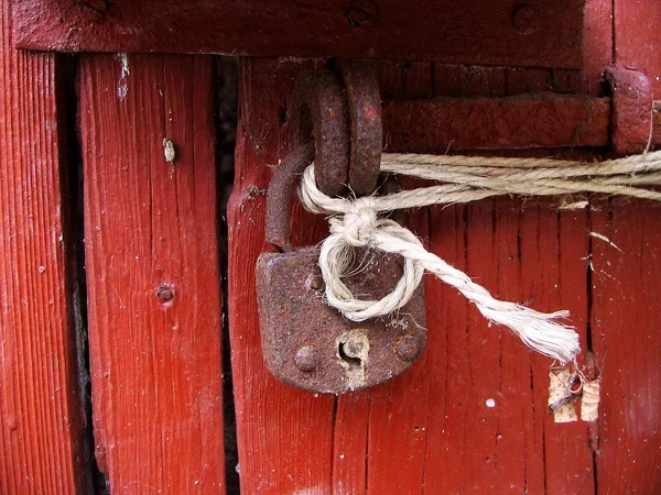 Stare Drewniane Drzwi Czerwoną Rączką — Zdjęcie stockowe
