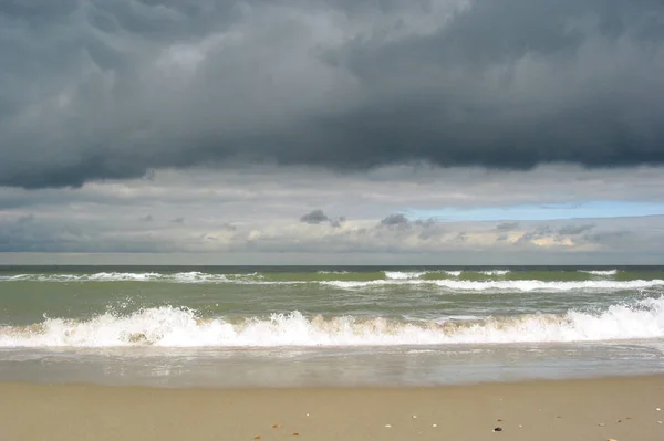 Chmury Burzowe Plaży — Zdjęcie stockowe