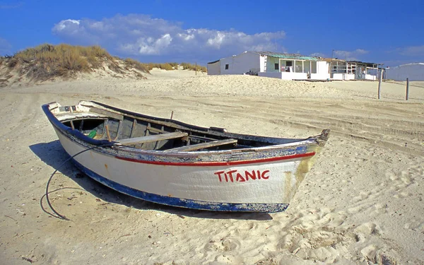 Kıyıdaki Balıkçı Teknesi Manzarası — Stok fotoğraf