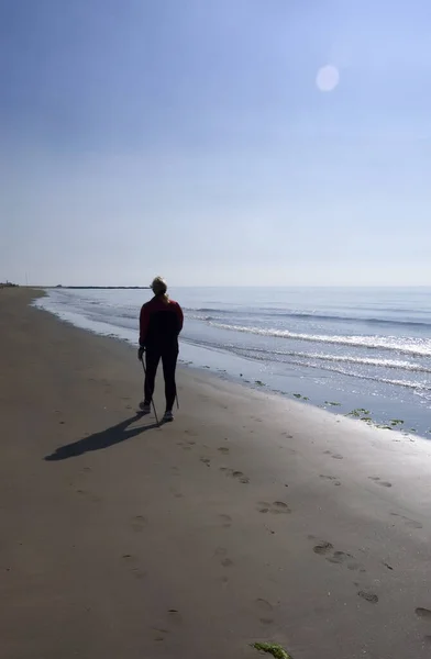 Homme Marchant Sur Plage — Photo