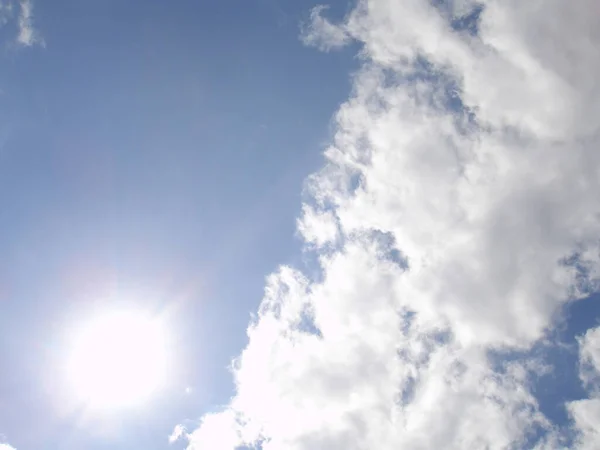 Céu Azul Com Nuvens — Fotografia de Stock