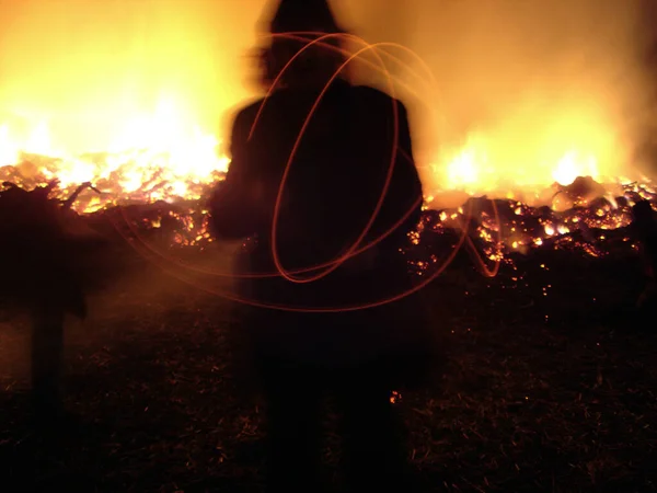 Vuur Vlam Achtergrond Van Nacht — Stockfoto