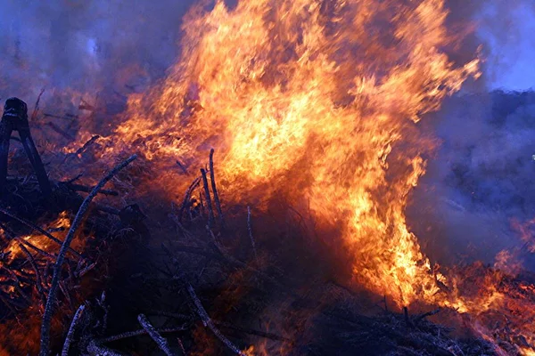 Brennende Rote Flamme — Stockfoto