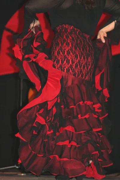 Красивая Девушка Красном Платье Черными Вставками — стоковое фото
