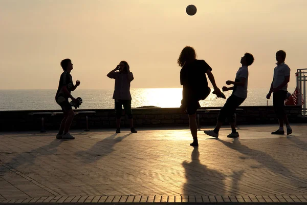 Ποδόσφαιρο Παιδιά Παίζουν Στο Τελευταίο Βράδυ Ήλιο Στην Παραλία Στο — Φωτογραφία Αρχείου
