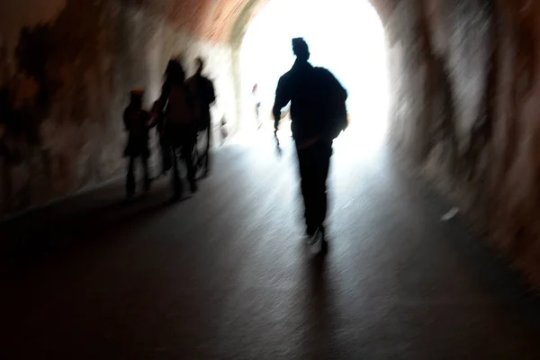 古い鉄道トンネル イタリア の出力に走っている人 N録音時 私も走っています — ストック写真