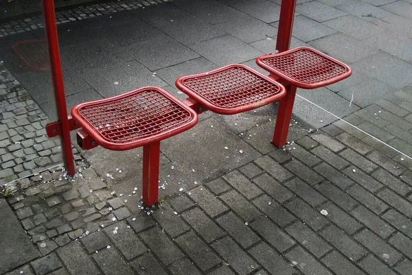 Şehirde Otobüs Durağındaki Kırmızı Sandalyeler — Stok fotoğraf
