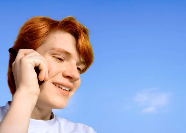 Adolescente Habla Por Teléfono Móvil Sobre Fondo Del Cielo Azul —  Fotos de Stock