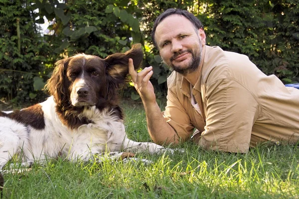 Mann Und Frau Mit Hund Park — Stockfoto