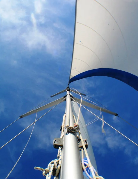 Mast Eines Segelbootes Gegen Den Himmel — Stockfoto
