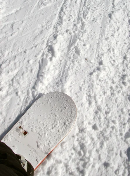 雪の上に氷のホッケーパック — ストック写真