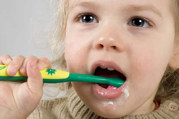 Dítě Radostí Při Čištění Zubů — Stock fotografie
