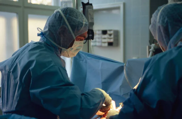 Cirujanos Mientras Operaban Cirugía —  Fotos de Stock