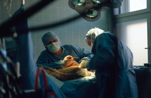 Cerrahlar Ameliyathanede Ameliyat Ediyorlar — Stok fotoğraf