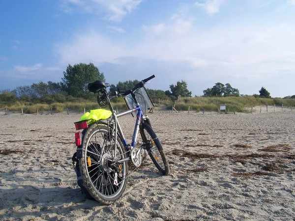 Ποδήλατο Στην Παραλία Της Βαλτικής Θάλασσας — Φωτογραφία Αρχείου