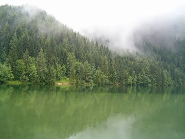 オーストリア北部の山岳湖で — ストック写真