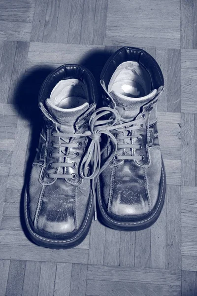 Sapatos Velhos Fundo Madeira — Fotografia de Stock