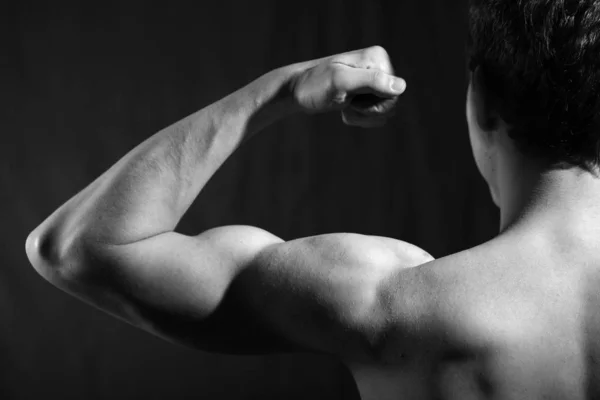 Μυώδης Άνδρας Γυμνό Κορμό Και Μυς Κοιλιακούς Στο Γυμναστήριο — Φωτογραφία Αρχείου